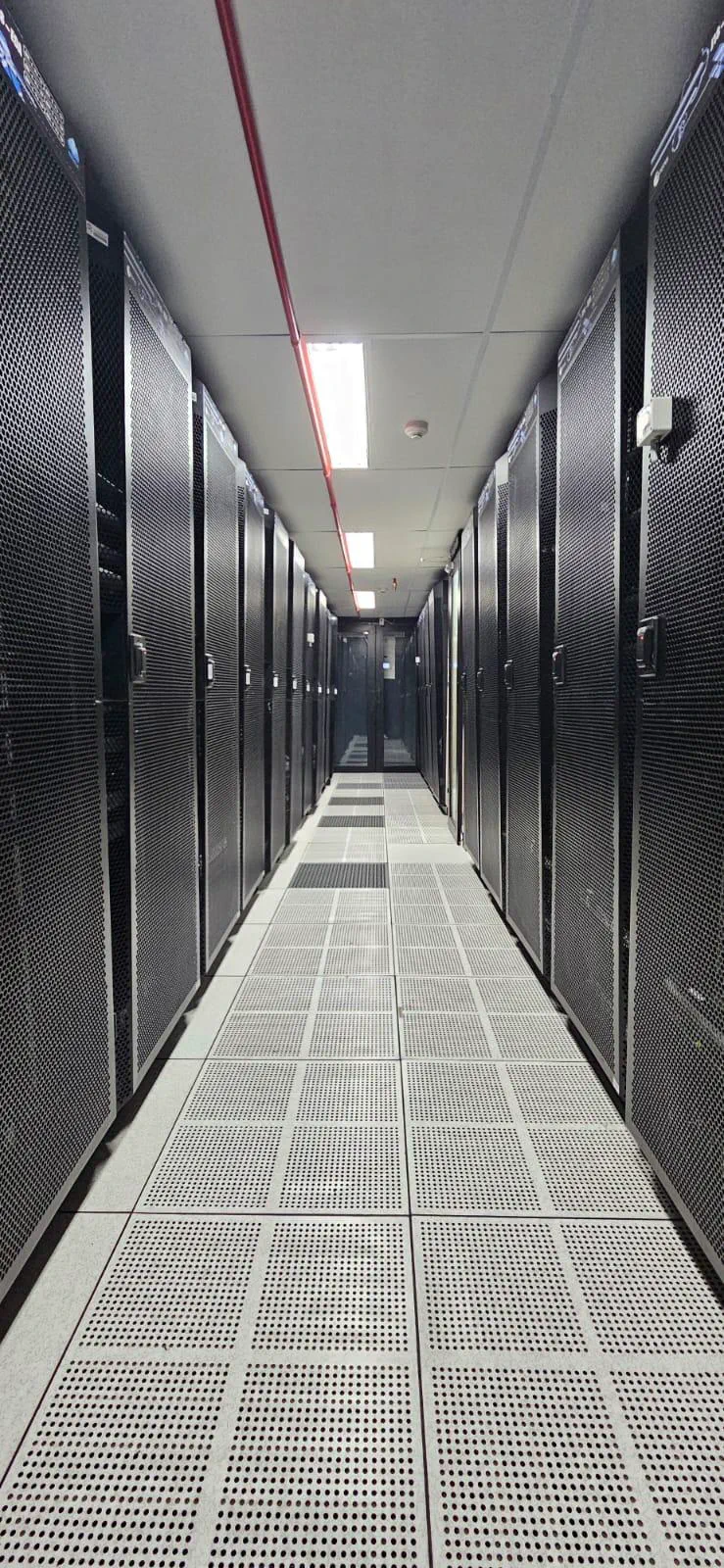 Corredor de racks apresentado no material da Mundi Data